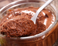 Nem creme de leite, nem leite condensado: como fazer uma legítima mousse de chocolate francesa