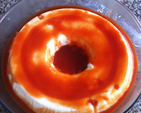 Flan de iogurte com calda de goiaba
