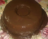 Bolo de chocolate de microondas com calda de falso brigadeiro