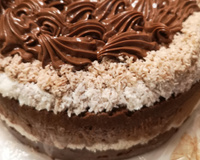 Pão de ló de chocolate com recheio e cobertura