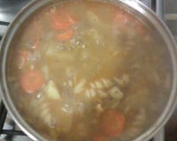 Sopa de carne moída e legumes