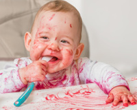 O truque que uso para tirar as manchas mais difíceis das roupinhas do bebê sem produtos químicos