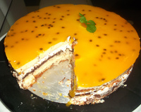 Torta de maracujá com chocolate e chantilly