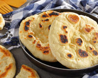 Pão caseiro de frigideira com apenas 2 ingredientes: receita fácil, leve e rápida, perfeita para café da manhã ou lanche