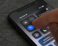 Pouca gente sabe, mas manter o Wi-Fi do celular desligado ao sair de casa é essencial: passos para melhorar a segurança do seu smartphone