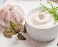 O creme de alho fantástico que aprendi com um chef: faço espaguete ao alho e óleo, tempero carnes, legumes, bruschetta e muito mais!