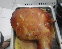 Pernil assado com cerveja e canela