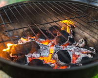 Carne grudando na grelha? Esse truque com vinagre vai salvar o seu churrasco