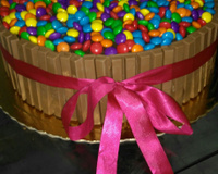 Bolo de aniversário com kit kat