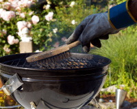 Truque inusitado com pão dormido limpa a grelha do churrasco