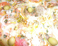 Escondidinho de pizza recheado com carne moída, presunto e queijo