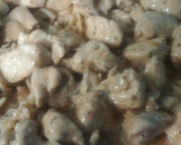 Macarrão com estrogonofe de frango rápido e fácil