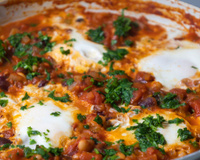 Receita perfeita para quem quer comer mais proteína sem usar whey: receita de shakshuka com feijão branco e queijo cottage