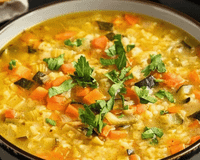 Nesse frio, nada mais gostoso do que jantar uma canja de galinha cremosa e quentinha, e o TudoGostoso tem a receita perfeita!