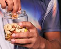 Não é à toa que é o alimento do momento: essa noz faz bem para a saúde cognitiva e ajuda a dormir melhor