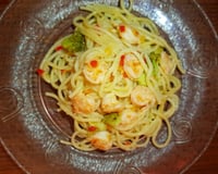 Macarronada com camarão e brócolis