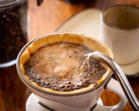 Anvisa anuncia recolhimento de pó de café por irregularidades sanitárias; veja qual marca está envolvida