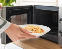 4 truques simples para esquentar a comida sem ressecar, usando o micro-ondas ou o fogão