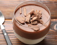 Metade chocolate, metade baunilha: esse pudim de dois sabores vai roubar a cena na sobremesa