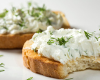 Descubra o patê grego branco: queijo feta, iogurte cremoso e ervas frescas reunidos em uma deliciosa pastinha para pão