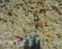 Macarrão instantâneo com queijo ao shoyu