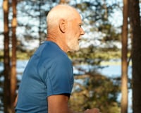 Rafael Hidalgo, personal trainer: "Se uma pessoa com mais de 70 anos caminhar de 20 a 30 minutos cerca de 5 dias por semana, já obterá benefícios em termos de saúde cardiovascular, mobilidade e bem-estar geral."