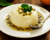 Panna cotta de chocolate branco com calda de maracujá surpreende com dulçor e acidez na medida certa: sobremesa cremosa para momentos especiais