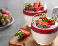 Eu ia fazer essa sobremesa só no Natal, mas não aguentei esperar: mousse Ninho com cobertura de geleia de morango