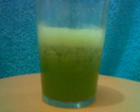 Suco de abacaxi com couve e limão
