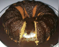 Bolo de milho com calda de chocolate