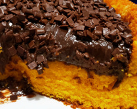 Bolo de cenoura com calda de chocolate