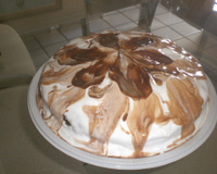 Bolo de chocolate com morangos