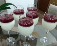 Mousse de iogurte com geleia de morango