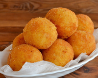 Provei esse bolinho crocante de costela no boteco e gostei tanto que precisei aprender a receita: vai virar seu novo vício!