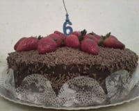 Bolo de chocolate com morangos