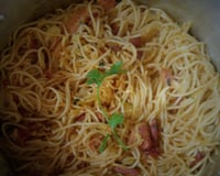 Macarrão com calabresa, bacon e repolho