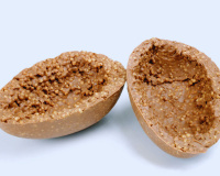 Ovo de Páscoa crocante com flocos de arroz cobertos de chocolate