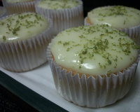 Bolinho de limão com cobertura de leite condensado