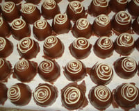 Trufa de chocolate com recheio de doce de coco