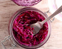 Repolho é o alimento de 2026 e aqui está uma ótima maneira de preparar esse vegetal para usar na salada, no sanduíche ou com o que quiser