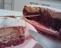 Bolo mesclado com cobertura de beijinho