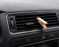 Prender um pregador de roupa de madeira no ar condicionado do seu carro: para que serve e por que é recomendado para melhorar o controle climático