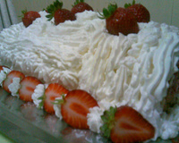Rocambole de morango com chantilly
