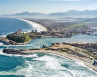 Verão em Saquarema/RJ tem shows e competições esportivas gratuitas; Dudu Nobre é o artista deste fim de semana