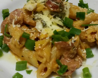 Penne com tirinhas de calabresa defumada ao molho branco e vermelho