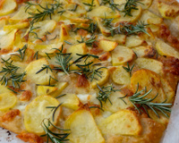 Pra servir no Carnaval: focaccia de batata adorada pelos italianos fica bem macia por dentro e crocante por fora
