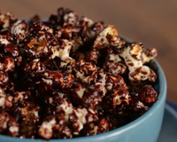 Bateu vontade de um docinho? Faça essa pipoca de chocolate do TudoGostoso que sempre dá certo