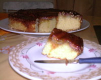 Bolo de banana caramelada e massa de polentina