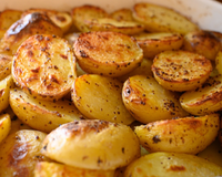 Batatas assadas perfeitas: o truque da água fervente que muda tudo