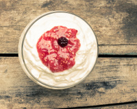 Sorvete de queijo com calda de goiabada